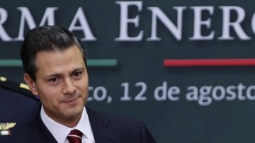 El presidente de México, Enrique Peña Nieto (i), acompañado por el secretario de Energía, Pedro Joaquín Coldwell (d), presentaron el plan energético.
