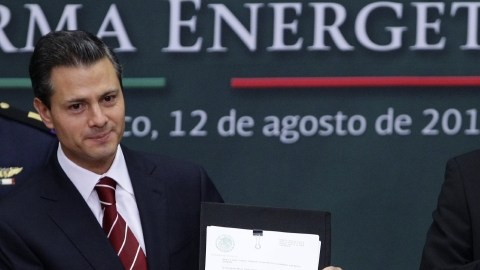 El presidente de México, Enrique Peña Nieto (i), acompañado por el secretario de Energía, Pedro Joaquín Coldwell (d), presentaron el plan energético.