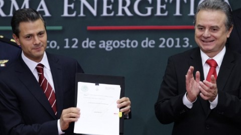 El presidente de México, Enrique Peña Nieto (i), acompañado por el secretario de Energía, Pedro Joaquín Coldwell (d), presentaron el plan energético.