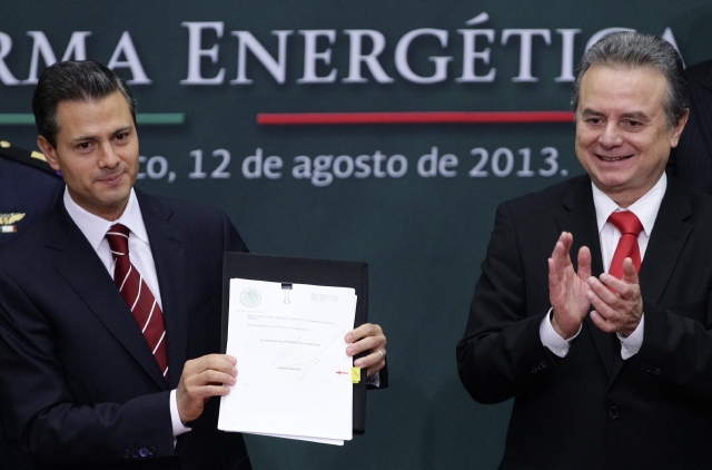 El presidente de México, Enrique Peña Nieto (i), acompañado por el secretario de Energía, Pedro Joaquín Coldwell (d), presentaron el plan energético.