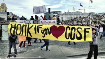 "Toca el claxon si amas CCSF", dice este cartel en una manifestación frente al City Hall de San Francisco a principios de 2013.