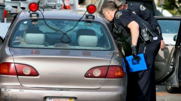 Un juez determinó que los agentes de policía deben confiscar los autos de choferes que conducen sin licencia en LA.