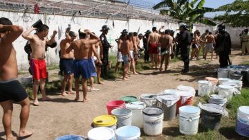 Reos en una cárcel de El Salvador