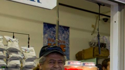 Barack Obama ordena en el Nancy's restaurant de Oak Bluffs, Massachusetts (isla Martha's Vineyard).