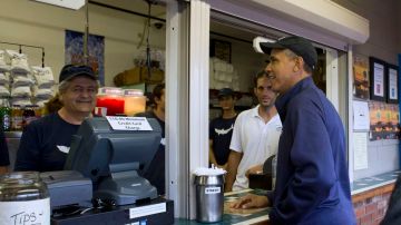 Barack Obama ordena en el Nancy's restaurant de Oak Bluffs, Massachusetts (isla Martha's Vineyard).