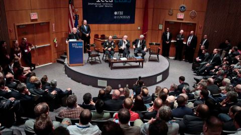 El director de la NSA, Gen. Keith B. Alexander, el director de la CIA John O. Brennan y el director del FBI Robert S. Mueller en un foro sobre ciber seguridad.
