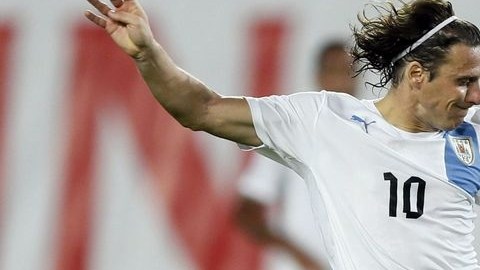 Forlán estuvo muy activo en el ataque uruguayo, aquí, intenta un disparo desde fuera del área.