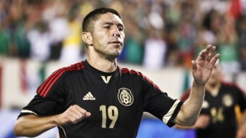 Oribe "Cepillo" Peralta fue la figura del partido, al marcar dos goles