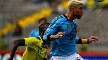 El jugador de Ecuador Enner Valencia (i) disputa el balón con Sergio Ramos (d) de España