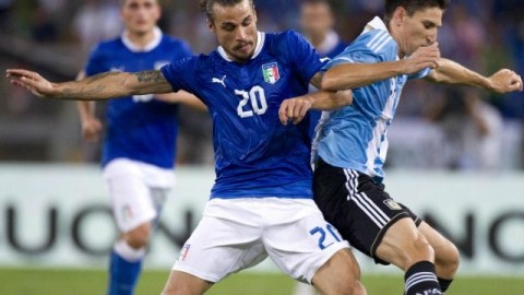 El jugador de la selección nacional de Italia Daniel Pablo Osvaldo (i) disputa un balón con el jugador argentino Federico Fernández