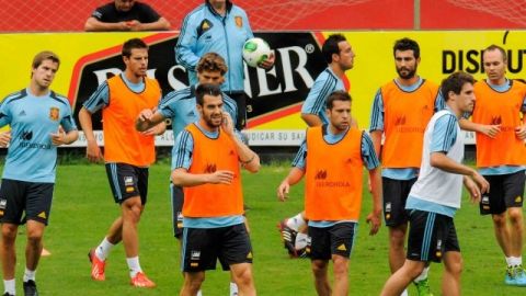 El entrenador de la selección española, Vicente Del Bosque (c-fondo), durante un entrenamiento