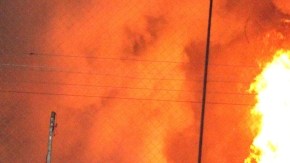 Bomberos intentaban apagar un incendio que dejó  una decena de reclusos heridos, ayer,  en la cárcel de Quillota, Chile.