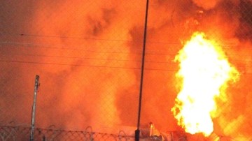 Bomberos intentaban apagar un incendio que dejó  una decena de reclusos heridos, ayer,  en la cárcel de Quillota, Chile.