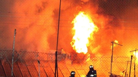 Bomberos intentaban apagar un incendio que dejó  una decena de reclusos heridos, ayer,  en la cárcel de Quillota, Chile.