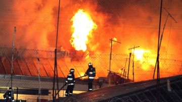Bomberos intentaban apagar un incendio que dejó  una decena de reclusos heridos, ayer,  en la cárcel de Quillota, Chile.