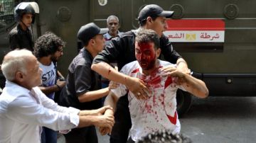 Partidarios del depuesto presidente egipcio Mohamed Morsi se enfrentraban a opositores en manifestación en El Cairo, ayer, y provocaron la intervención de la policía, que usó gases lacrimógenos.