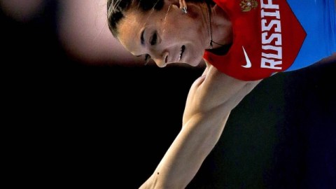 Yelena Isinbayeva consigue con este salto la medalla de oro en el Estadio Olímpico Luzhniki.
