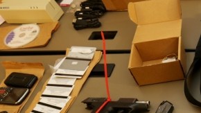 Computadoras, armas y equipo para robar información personal fue incautado por las autoridades policiales.