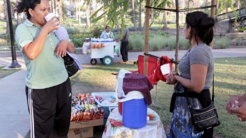 Vendedores ambulantes en el reinagurado Echo Park.