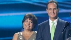 Uno de los premios más importantes de la noche fue para la actriz mexicoamericana Eva Longoria, que recibió el premio Alma de tu Mundo.