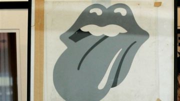 La pieza original de la lengua data de 1974 por el diseñador John Pasche para The Rolling Stones.