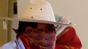 Enmascarados de una 'unidad de guardianes'   en Michoacán asistían a una conferencia de prensa, ayer, y demandaban del Gobierno que deje de mandar miles de soldados a la región.