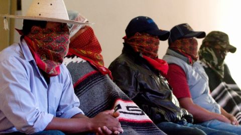Enmascarados de una 'unidad de guardianes'   en Michoacán asistían a una conferencia de prensa, ayer, y demandaban del Gobierno que deje de mandar miles de soldados a la región.
