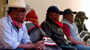 Enmascarados de una 'unidad de guardianes'   en Michoacán asistían a una conferencia de prensa, ayer, y demandaban del Gobierno que deje de mandar miles de soldados a la región.