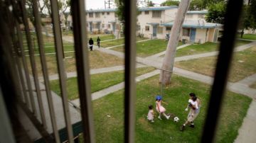 Inquilinos juegan en un patio del complejo de viviendas Jordan Downs en el barrio Watts del sur de Los Ángeles.