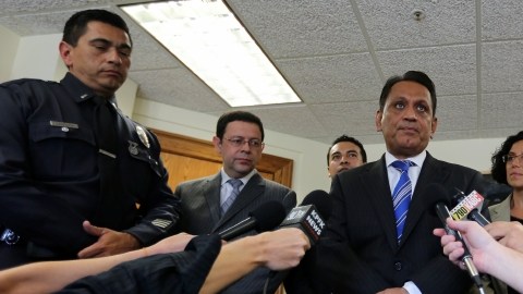 El concejal  Gil Cedillo se reunió con  el representante del Jefe de la Policía y varios cónsules de Los Ángeles.