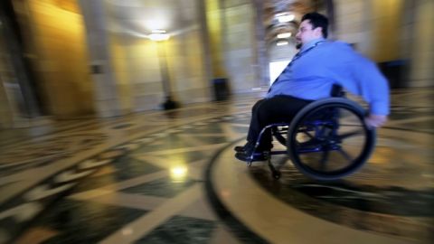 Alfonso Palacios trabaja en la alcaldía de Los Ángeles gracias al programa DACA.