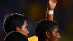 El colombiano Aldo Leao Ramírez es felicitado por sus compañeros, tras marcar el segundo gol de la victoria de Monarcas