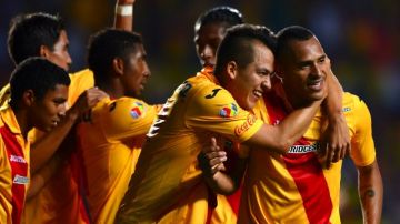 El colombiano Aldo Leao Ramírez es felicitado por sus compañeros, tras marcar el segundo gol de la victoria de Monarcas