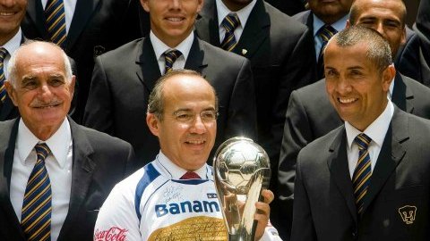 En 2009, el entonces presidente de México, Felipe Calderón, recibió en Los Pinos a los campeones Pumas y se puso la playera felina