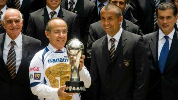 En 2009, el entonces presidente de México, Felipe Calderón, recibió en Los Pinos a los campeones Pumas y se puso la playera felina