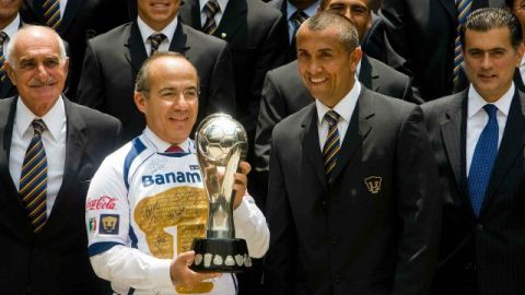 En 2009, el entonces presidente de México, Felipe Calderón, recibió en Los Pinos a los campeones Pumas y se puso la playera felina