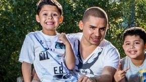 Larry Hernández rodeado de sus hijos y su novia, Kenia Ontiveros, quien espera otro bebé.