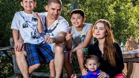 Larry Hernández rodeado de sus hijos y su novia, Kenia Ontiveros, quien espera otro bebé.