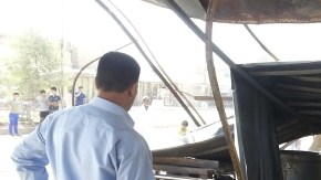 Varias personas observan el lugar donde ayer se produjo un atentado que dejó 11 víctimas mortales en Baquba, Irak.