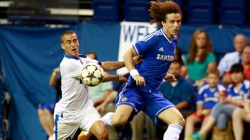 David Luiz  (der.) era la primera opción del Barcelona para reforzar su zona defensiva, pero Mourinho anunció que lo retendrá en Chelsea.