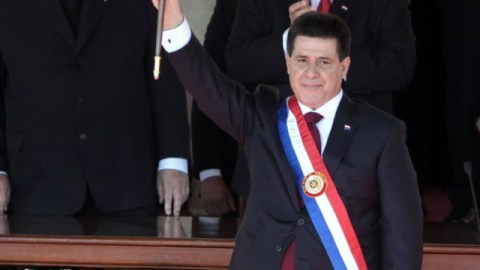 Horacio Cartes saluda tras jurar como nuevo mandatario de Paraguay, frente a la sede del Palacio de Gobierno en Asunción.