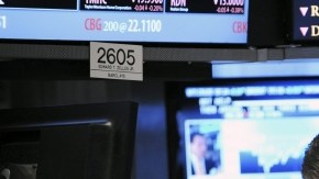 El promedio industrial del Dow Jones bajaba un 1.2% a 15,153 mientras que el índice del S&P 500 caía un 1.2%.