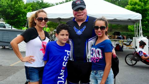 Detrás de todo héroe hay una gran familia: Su esposa Carmen, Israel del Toro Jr., y su sobrina Sonia, durante los Juegos del Valor.