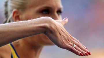La atleta mostró hoy sus uñas a los jueces, pintadas pero ya con un color rojo.