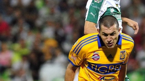 Jorge Torres Nilo, de Tigres, deja cabecear sin ningún problema a Oribe Peralta en el duelo de la fecha 6 en el Estadio Corona.