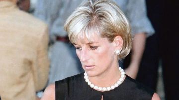 Diana de Gales durante el funeral de Gianni Versace.