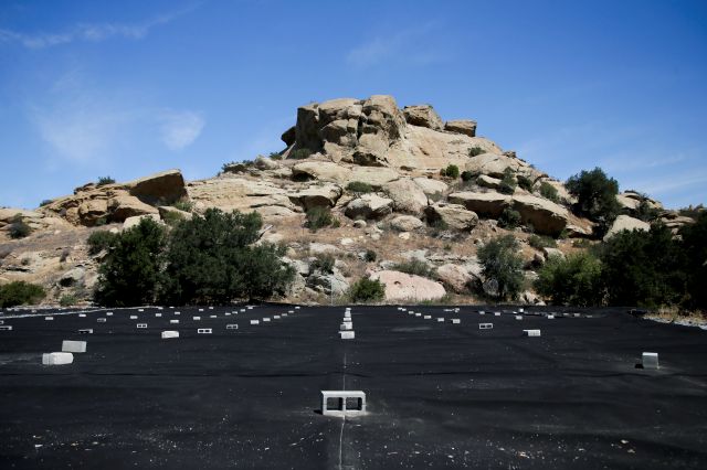 Una lona negra cubre el terreno para estabilizar los suelos con contenido de mercurio en el Laboratorio de Campo Santa Susana, en Simi Valley, California.