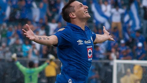 Christian Giménez celebra tras anotar un gol de tiro libre.