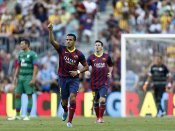 El delantero chileno del Barcelona, Alexis Sánchez, celebra el primer gol de su equipo ante el Levante, en el partido de la primera jornada de liga en Primera División que se disputó en el Camp Nou. EFE