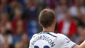 El delantero español del Tottenham Hotspur Roberto Soldado (c) celebra su primer gol en la Premier League en el partido que midió a su equipo con el Crystal Palace en Selhurts Park, en Londres, Reino Unido. EFE